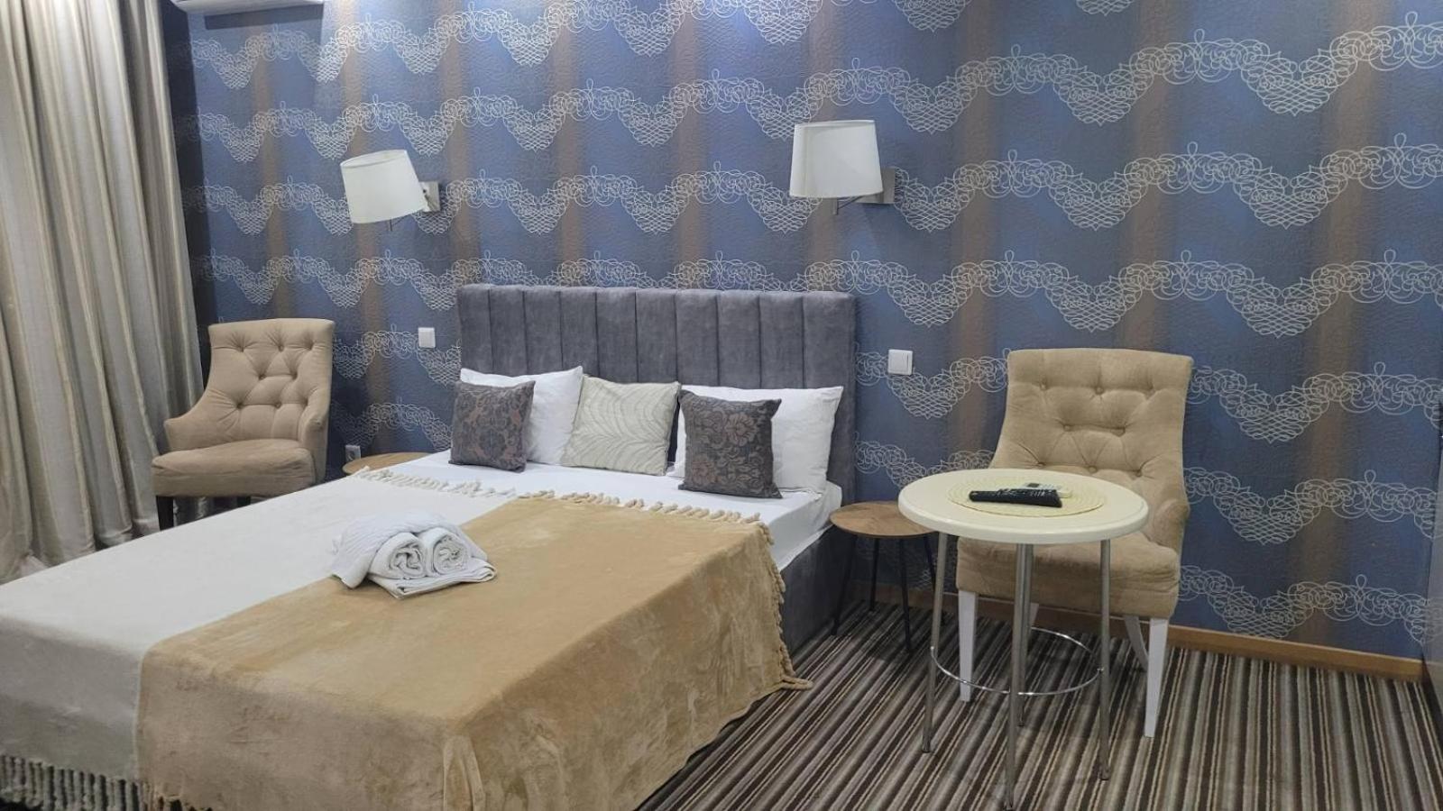 Mini Hotel On Poznyaky Kiev Exteriör bild